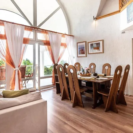 Nagy Villa Gyoenyoeru Panoramaval, Jakuzzival * 발라톤케네세