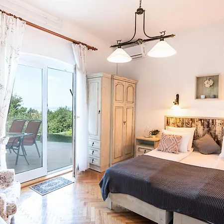 펜션 Nagy Villa Gyoenyoeru Panoramaval, Jakuzzival