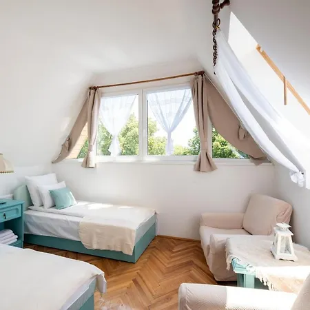 Nagy Villa Gyoenyoeru Panoramaval, Jakuzzival 펜션 발라톤케네세