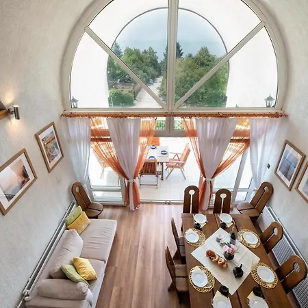 Nagy Villa Gyoenyoeru Panoramaval, Jakuzzival *