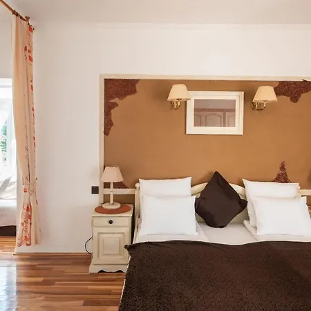 펜션 Nagy Villa Gyoenyoeru Panoramaval, Jakuzzival 발라톤케네세