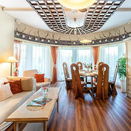 펜션 Nagy Villa Gyoenyoeru Panoramaval, Jakuzzival 발라톤케네세