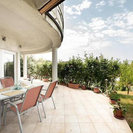 펜션 Nagy Villa Gyoenyoeru Panoramaval, Jakuzzival *