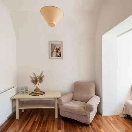 Nagy Villa Gyoenyoeru Panoramaval, Jakuzzival 펜션 발라톤케네세