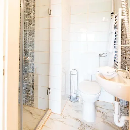 Nagy Villa Gyoenyoeru Panoramaval, Jakuzzival 펜션 발라톤케네세