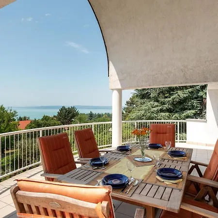 Nagy Villa Gyoenyoeru Panoramaval, Jakuzzival